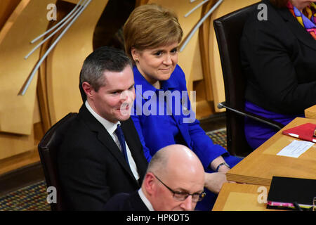 Edinburgh, Ecosse, Royaume-Uni. 23 Février, 2017. Finances Secrétaire écossais Derek Mackay (C), premier ministre Nicola Sturgeon, et vice-premier ministre John Swinney attendent le résultat du vote sur la dernière étape de la Scottish budget, que le gouvernement a enfin, Crédit : Ken Jack/Alamy Live News Banque D'Images