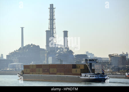 Ludwigshafen, Allemagne. 16 Février, 2017. Un porte-conteneurs passe l'installation de BASF sur les rives du Rhin à Ludwigshafen, Allemagne, 16 février 2017. La société présentera son rapport financier annuel sur le 24.02.17. Photo : Uwe Anspach/dpa/Alamy Live News Banque D'Images