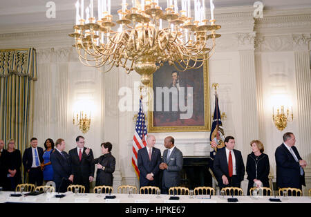 Washington DC, USA. 23 février 2017. Les chefs de fabrication, y compris au milieu Juan Luciano (L) Président/Président/PDG de Archer-Daniels-Midland Co, et Kenneth Frazier Président et chef de la direction de Merck assister à une séance d'écoute avec le Président Trump dans l'État Salle à manger de la Maison Blanche le 23 février 2017 à Washington, DC. Crédit : Olivier Douliery/Piscine/MediaPunch /CNP via Alamy Live News Banque D'Images