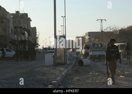 23 février 2017 - Les forces turques et l'Armée syrienne libre (ASL) sont maintenant en contrôle de l'ensemble de la ville d'Al-Bab. Les forces turques et la FSA ont été en mesure de saisir la ville, en dépit de la résistance acharnée des autres combattants de l'État islamique dans la ville, au moyen d'appareils de combat intenses frappes aériennes et d'artillerie lourde : Crédit Muhammad Juma/ImagesLive/ZUMA/Alamy Fil Live News Banque D'Images