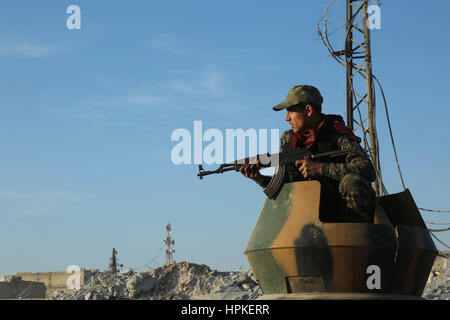 23 février 2017 - Les forces turques et l'Armée syrienne libre (ASL) sont maintenant en contrôle de l'ensemble de la ville d'Al-Bab. Les forces turques et la FSA ont été en mesure de saisir la ville, en dépit de la résistance acharnée des autres combattants de l'État islamique dans la ville, au moyen d'appareils de combat intenses frappes aériennes et d'artillerie lourde : Crédit Muhammad Juma/ImagesLive/ZUMA/Alamy Fil Live News Banque D'Images