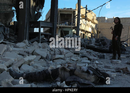 23 février 2017 - Les forces turques et l'Armée syrienne libre (ASL) sont maintenant en contrôle de l'ensemble de la ville d'Al-Bab. Les forces turques et la FSA ont été en mesure de saisir la ville, en dépit de la résistance acharnée des autres combattants de l'État islamique dans la ville, au moyen d'appareils de combat intenses frappes aériennes et d'artillerie lourde : Crédit Muhammad Juma/ImagesLive/ZUMA/Alamy Fil Live News Banque D'Images