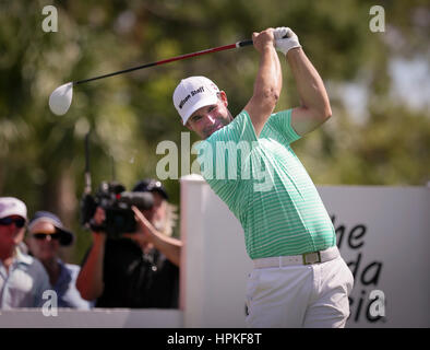 En Floride, aux États-Unis. Feb 23, 2017. Padraig Harrington tees off sur 4 au cours de la première ronde de la Classique Honda au PGA National jeudi 23 février 2017. Credit : Bruce R. Bennett/Le Palm Beach Post/ZUMA/Alamy Fil Live News Banque D'Images