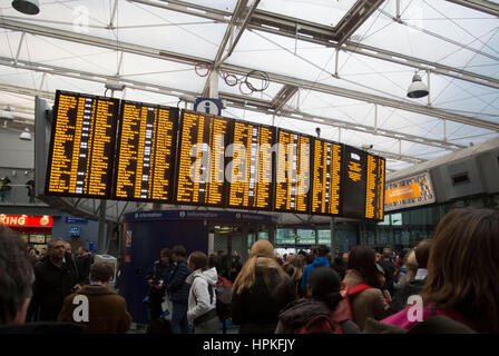 Manchester, UK. Feb 23, 2017. Doris tempête 'bombe météorologique' provoque des retards sur tous les trains de la gare Piccadilly de Manchester. Les voyageurs avertis de annulée et reportée services comme 'toutes les lignes sont bloqué" à la suite de 'problèmes' fil suspendu. Tableaux des départs montre sévère retard services. Credit : Bailey-Cooper Photography/Alamy Live News Banque D'Images