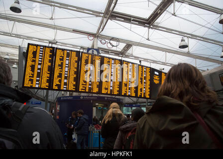 Manchester, UK. Feb 23, 2017. Doris tempête 'bombe météorologique' provoque des retards sur tous les trains de la gare Piccadilly de Manchester. Les voyageurs avertis de annulée et reportée services comme 'toutes les lignes sont bloqué" à la suite de 'problèmes' fil suspendu. Tableaux des départs montre sévère retard services. Credit : Bailey-Cooper Photography/Alamy Live News Banque D'Images