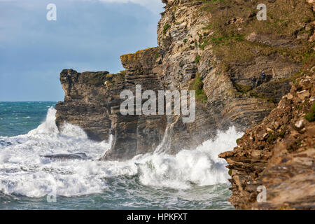 Portreath, Cornwall, UK. 23 février 2017. Extrémité sud de Doris tempête frappant la terre sur la côte nord des Cornouailles. Avec gust jusqu'à 60mph. Credit : Barry Bateman/Alamy Live News Banque D'Images