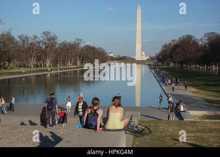 Washington, DC, USA. Feb 23, 2017. Les visiteurs près du miroir d'eau profitez du temps chaud 74 degrés (F) l'hiver alors qu'ils visitent la capitale. Credit : Bob Korn/Alamy Live News Banque D'Images