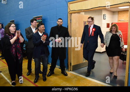 Londres, Royaume-Uni. Feb 24, 2017. Candidat du travail Gareth Snell arrive à la centrale de Stoke élection partielle, avec le travail de plus en plus optimistes de tenir le siège. L'élection partielle qui suit la démission du député travailliste Tristam Hunt. Credit : Jacob/Sacks-Jones Alamy Live News. Banque D'Images