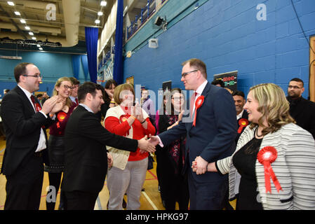 Londres, Royaume-Uni. Feb 24, 2017. Candidat du travail Gareth Snell arrive à la centrale de Stoke élection partielle, avec le travail de plus en plus optimistes de tenir le siège. L'élection partielle qui suit la démission du député travailliste Tristam Hunt. Credit : Jacob/Sacks-Jones Alamy Live News. Banque D'Images