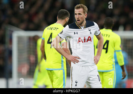 Londres, Royaume-Uni. Feb 23, 2017. Tottenham's Harry Kane a l'air abattu au cours de l'UEFA Europa League round de 32 deuxième match de jambe contre Gent à Londres, Angleterre le 23 févr. 2017. Gent a gagné sur l'agrégat 3-2. Crédit : Tim Irlande/Xinhua/Alamy Live News Banque D'Images