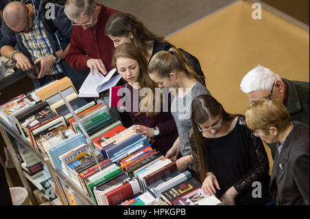 Vilnius, Lituanie. Feb 23, 2016. Les visiteurs choisissent des livres sur le salon international du livre de Vilnius, en Lituanie, le 23 février 2016. L'assemblée annuelle du livre lituanienne est l'une des plus grandes foires du livre dans la région baltique. Alfredas Crédit : Pliadis/Xinhua/Alamy Live News Banque D'Images