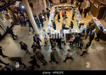 Vilnius, Lituanie. Feb 23, 2016. Les visiteurs choisissent des livres sur le salon international du livre de Vilnius, en Lituanie, le 23 février 2016. L'assemblée annuelle du livre lituanienne est l'une des plus grandes foires du livre dans la région baltique. Alfredas Crédit : Pliadis/Xinhua/Alamy Live News Banque D'Images