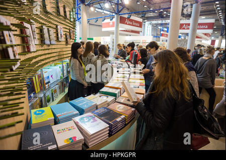 Vilnius, Lituanie. Feb 23, 2016. Les visiteurs choisissent des livres sur le salon international du livre de Vilnius, en Lituanie, le 23 février 2016. L'assemblée annuelle du livre lituanienne est l'une des plus grandes foires du livre dans la région baltique. Alfredas Crédit : Pliadis/Xinhua/Alamy Live News Banque D'Images