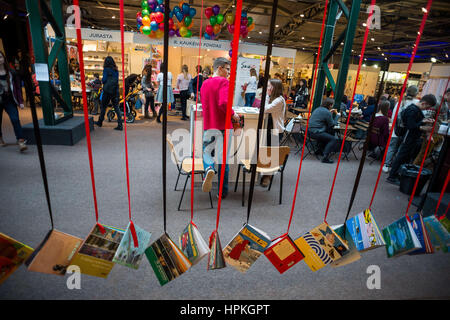 Vilnius, Lituanie. Feb 23, 2016. Les visiteurs choisissent des livres sur le salon international du livre de Vilnius, en Lituanie, le 23 février 2016. L'assemblée annuelle du livre lituanienne est l'une des plus grandes foires du livre dans la région baltique. Alfredas Crédit : Pliadis/Xinhua/Alamy Live News Banque D'Images