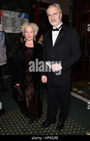 New York, NY, USA. Feb 23, 2017. Amy Irving, Kenneth Bowser présents pour dimanche DANS LE PARC AVEC GEORGE Revival Soirée d'ouverture à Broadway, Hudson Theatre, New York, NY, le 23 février 2017. Crédit : Steven Ferdman/Everett Collection/Alamy Live News Banque D'Images