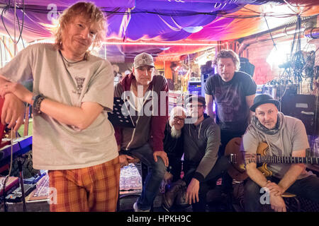 Hanovre, Allemagne. Feb 23, 2017. Christof Stein-Schneider (L-R), Kai Wingenfelder, Gero Drnek, Christian Decker, Rainer Schumann et Thorsten Wingenfelder du groupe de rock allemand la Grande Sophie lors d'une répétition à Hanovre, Allemagne, 23 février 2017. Photo : afp/Alamy Live News Banque D'Images