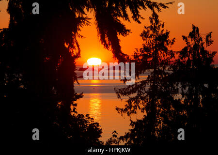 Coucher du soleil sur le détroit de Géorgie vers l'Îles Winchelsea de Nanaimo, île de Vancouver, BC, Canada Banque D'Images