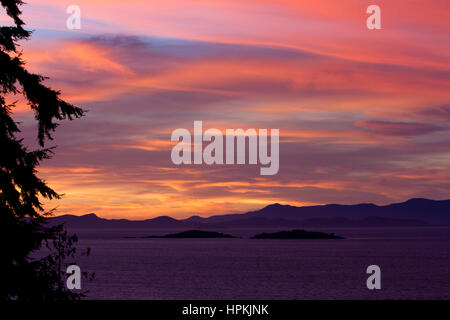 Coucher du soleil sur le détroit de Géorgie vers l'Îles Winchelsea de Nanaimo, île de Vancouver, BC, Canada Banque D'Images