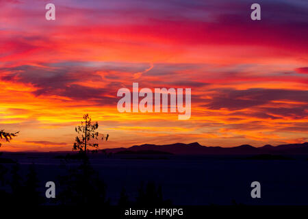 Coucher du soleil sur le détroit de Géorgie vers l'Îles Winchelsea de Nanaimo, île de Vancouver, BC, Canada Banque D'Images