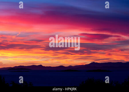 Coucher du soleil sur le détroit de Géorgie vers l'Îles Winchelsea de Nanaimo, île de Vancouver, BC, Canada Banque D'Images