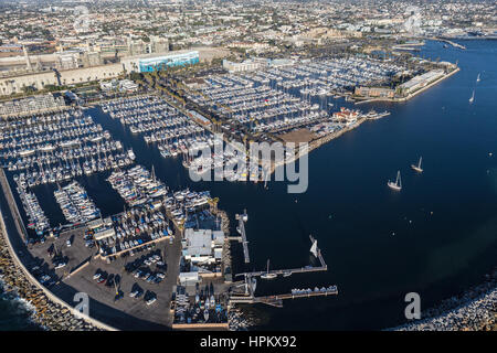 Redondo Beach, Californie, USA - Le 16 août 2016 : Vue aérienne du port de plaisance de Redondo Beach, près de Los Angeles en Californie du Sud. Banque D'Images