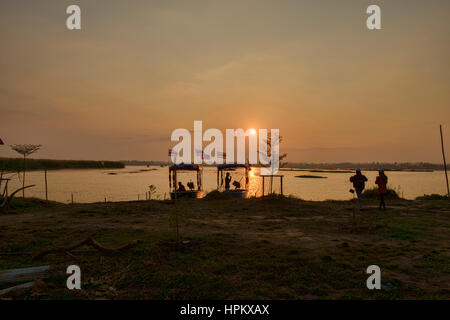 Lever de soleil sur Talay Bua Daeng, le red lotus lake à l'extérieur d'Udon Thani, Thaïlande Banque D'Images