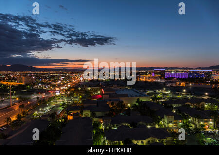 Las Vegas, Nevada, USA - 10 mai 2016 : l'aube glow sur Flamingo Road à l'est de la bande de Las Vegas. Banque D'Images