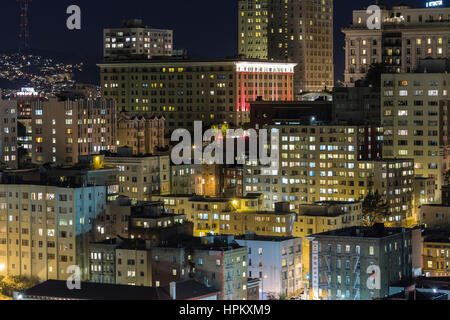 Voir l'éditorial de San Francisco's Nob Hill quartier touristique de nuit. Banque D'Images