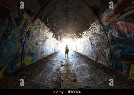 Simi Valley en Californie - 1 août 2015 : l'homme à la découverte de l'écriture graffiti couverts tunnel sous l'autoroute, près de Los Angeles. Banque D'Images