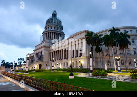 Bâtiment de la capitale nationale (El Capitolio) au crépuscule à La Havane, Cuba. Banque D'Images