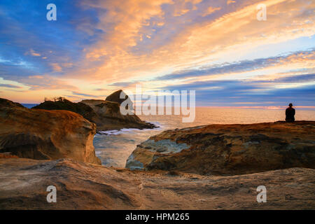 L'homme pour le coucher du soleil sur les falaises de Cape Kiwanda pacifique dans l'Oregon City Banque D'Images