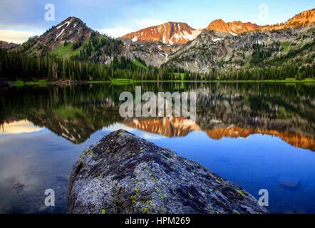 Lever du soleil sur les montagnes Wallowa reflétant dans le lac à l'extérieur de l'anéroïde Joseph Oregon Banque D'Images