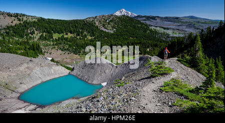 Passé une Glacier-Fed pied randonneur lac près de Mount Jefferson en dehors de Sœurs Oregon Banque D'Images