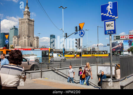 Plac Defilad square, au coin de la rue Marszalkowska à Al.Jerozolimskie, Varsovie, Pologne Banque D'Images