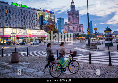 Plac Defilad square, au coin de la rue Marszalkowska à Al.Jerozolimskie street, Varsovie, Pologne Banque D'Images