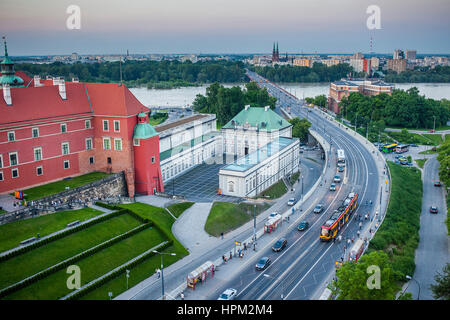 Aleja Solidarnosci street, à gauche le Château Royal, en arrière-plan de la rivière Vistule, Varsovie, Pologne Banque D'Images