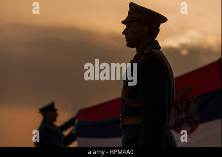Les Forces armées serbes de l'armée serbe / brigade des gardes d'honneur [Garde] sensibilisation des agents lors de la cérémonie du drapeau national à Belgrade Banque D'Images
