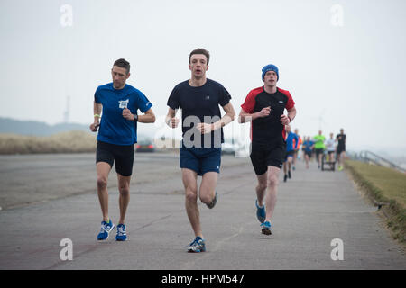 Sur Aberdeen ParkRun Esplanade - un fun run hebdomadaire organisé par des bénévoles Banque D'Images