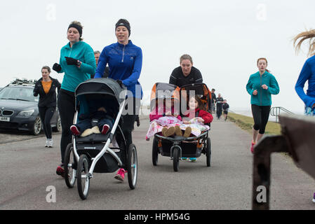 Sur Aberdeen ParkRun Esplanade - un fun run hebdomadaire organisé par des bénévoles Banque D'Images