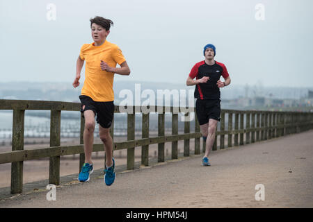 Sur Aberdeen ParkRun Esplanade - un fun run hebdomadaire organisé par des bénévoles Banque D'Images