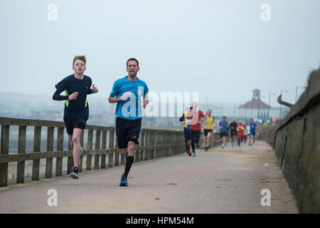 Sur Aberdeen ParkRun Esplanade - un fun run hebdomadaire organisé par des bénévoles Banque D'Images