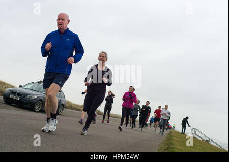 Sur Aberdeen ParkRun Esplanade - un fun run hebdomadaire organisé par des bénévoles Banque D'Images