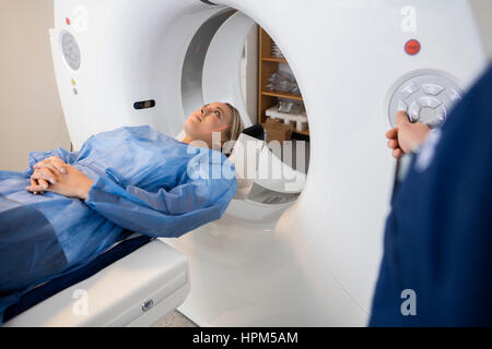 Jeune femme patient sous tomodensitométrie à l'hôpital Banque D'Images