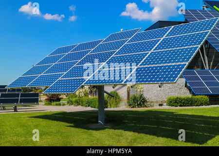 Power Plant à l'aide d'énergie solaire renouvelable avec soleil. L'été Banque D'Images