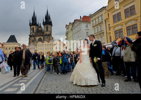 Mariage, en attendant de voir l'horloge astronomique à 14:00h. La place de la vieille ville et l'église Tyn.Prague. République tchèque Banque D'Images