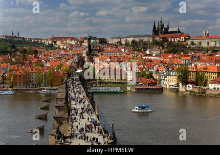 Le pont Charles et la rivière Vltava .en arrière-plan, de droite à gauche, le château de Prague, l'église St Nicolas et de Strahov Prague.Kloster. République tchèque Banque D'Images