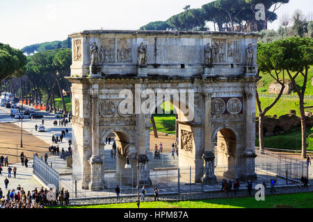 Arco de Constantino, l'Arc de Triomphe construit par les sénateurs dans AD315, située sur la Via Triumphalis, entre la colline du Palatin et le Colisée Banque D'Images