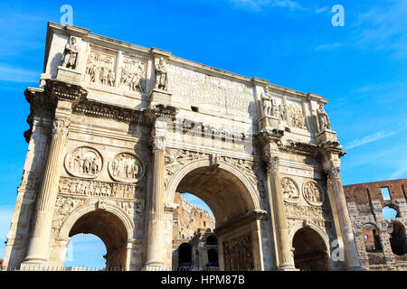 Arco de Constantino, l'Arc de Triomphe construit par les sénateurs dans AD315, située sur la Via Triumphalis, entre la colline du Palatin et le Colisée est Ro Banque D'Images