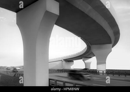 Vue de dessous d'un viaduc en béton en monochrome Banque D'Images