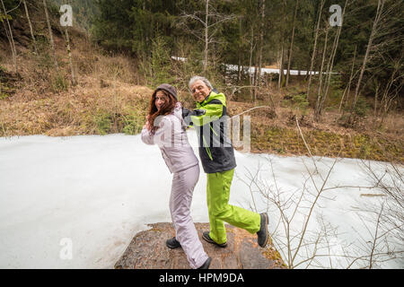 Heureux couple de retraités en vacances danser et flirter dans une vallée dans les montagnes des Dolomites Banque D'Images